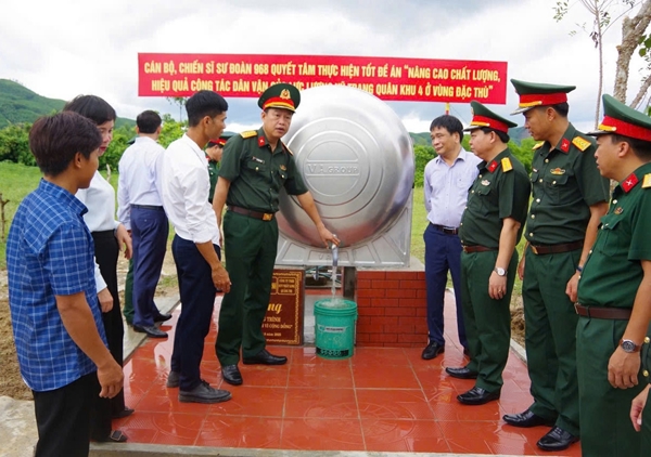 Bộ đội giúp dân đưa nước sạch về Bản Chùa (xã Hiếu Giang, tỉnh Quảng Trị)