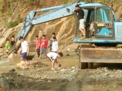 Lũ rút, dân đi cả trăm cây số tìm nước sạch