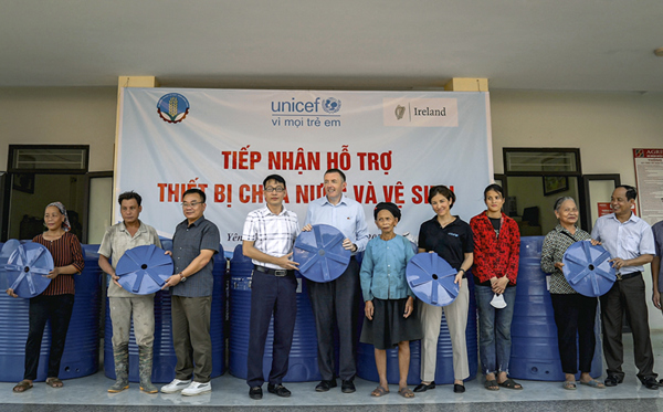 UNICEF hỗ trợ khẩn cấp nước sạch và cấp phát các thiết bị chứa nước, hàng vệ sinh cho người dân vùng thiên tai Yên Bái